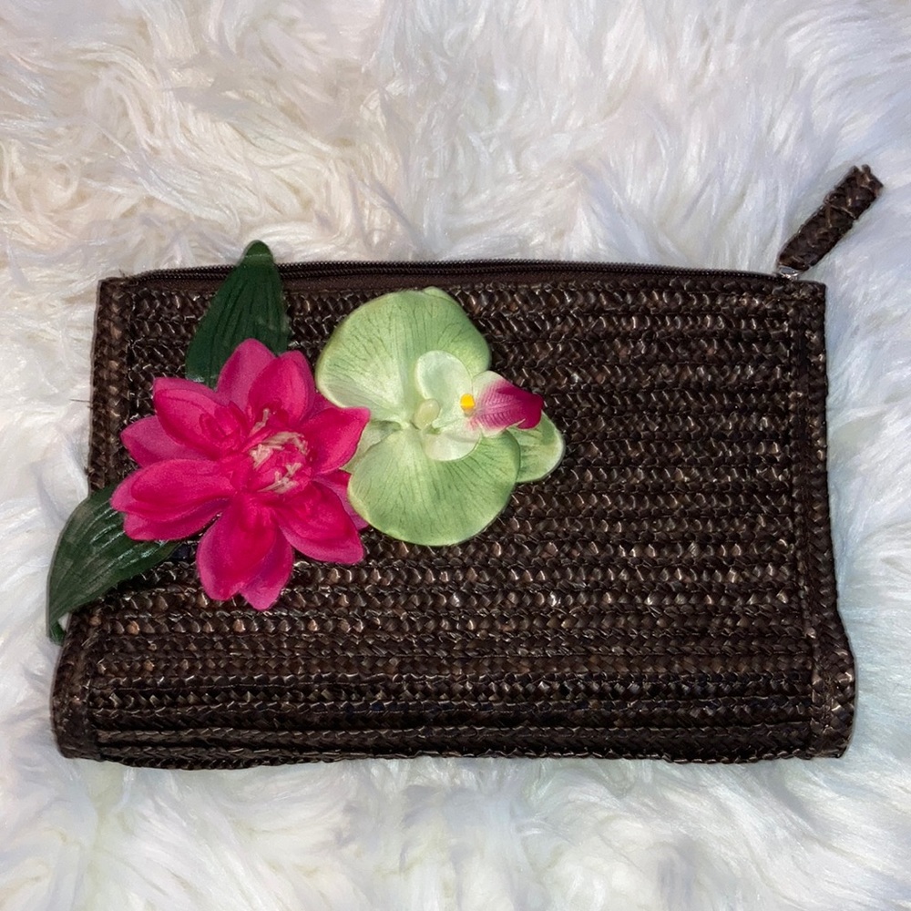 Blk straw clutch w/flowers purse, sz. On pics, lightweight, easy to carry $9